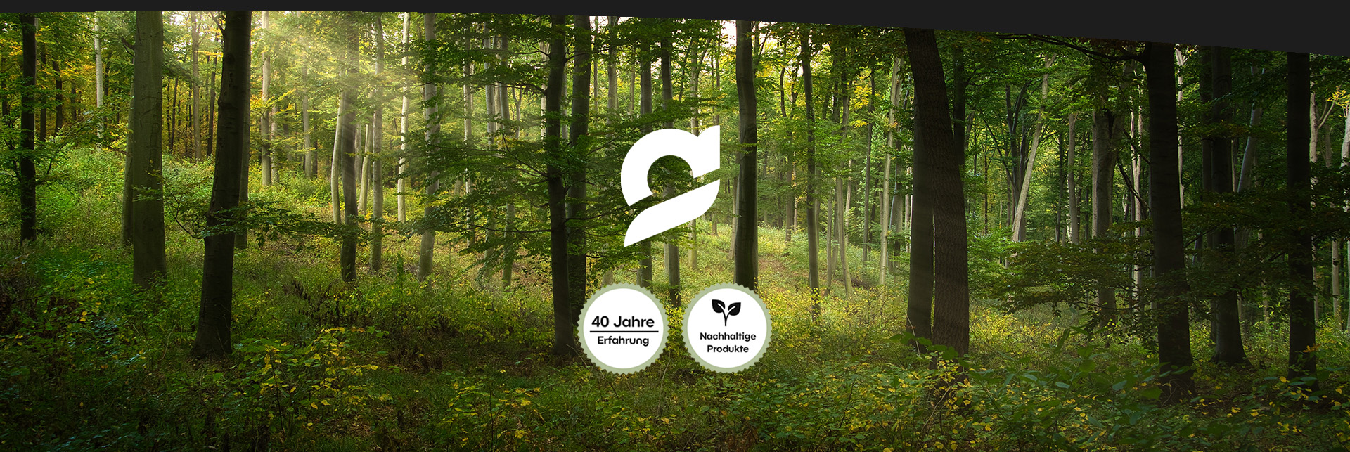 wald-mit-logos Wald, mit Logo von Gärtner Stuckateur, sowie den Icons mit "natürlice Produkte" und "40 Jahre Erfahrung"